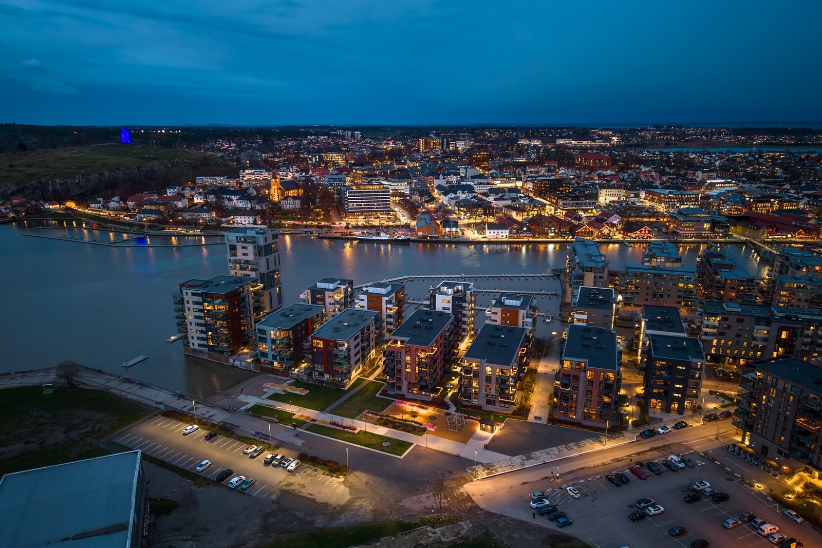 Tønsberg by og brygga ligger bare en liten rusletur over brue. Galleribilde