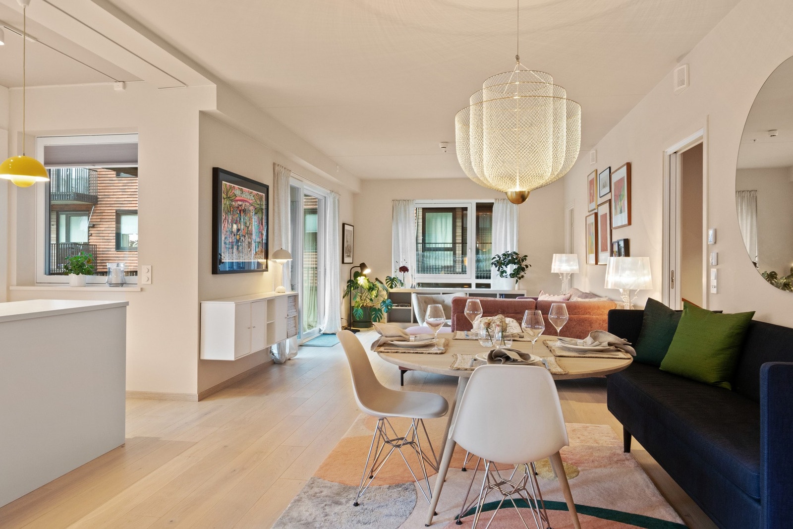 Åpen og moderne stue med god plass til både sofagruppe og spiseplass. Galleribilde