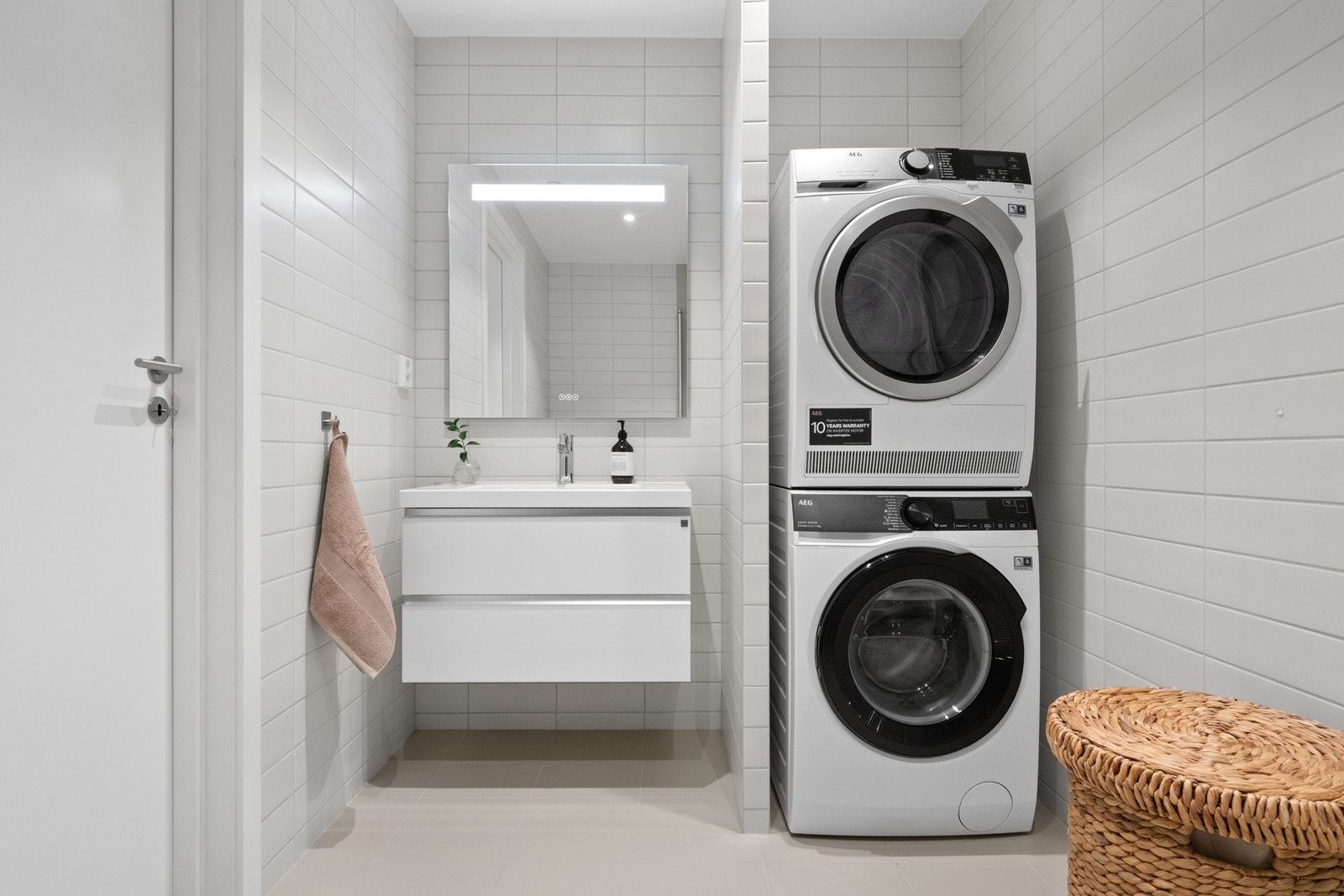 Dette badet ligger ute i gangen og har som du ser opplegg for vaskemaskin og tørketrommel Galleribilde