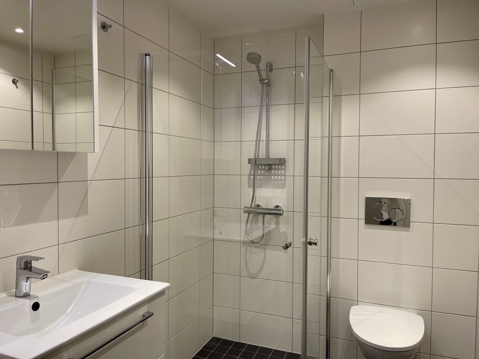 Flott flislagt bad med opplegg for vaskemaskin Galleribilde