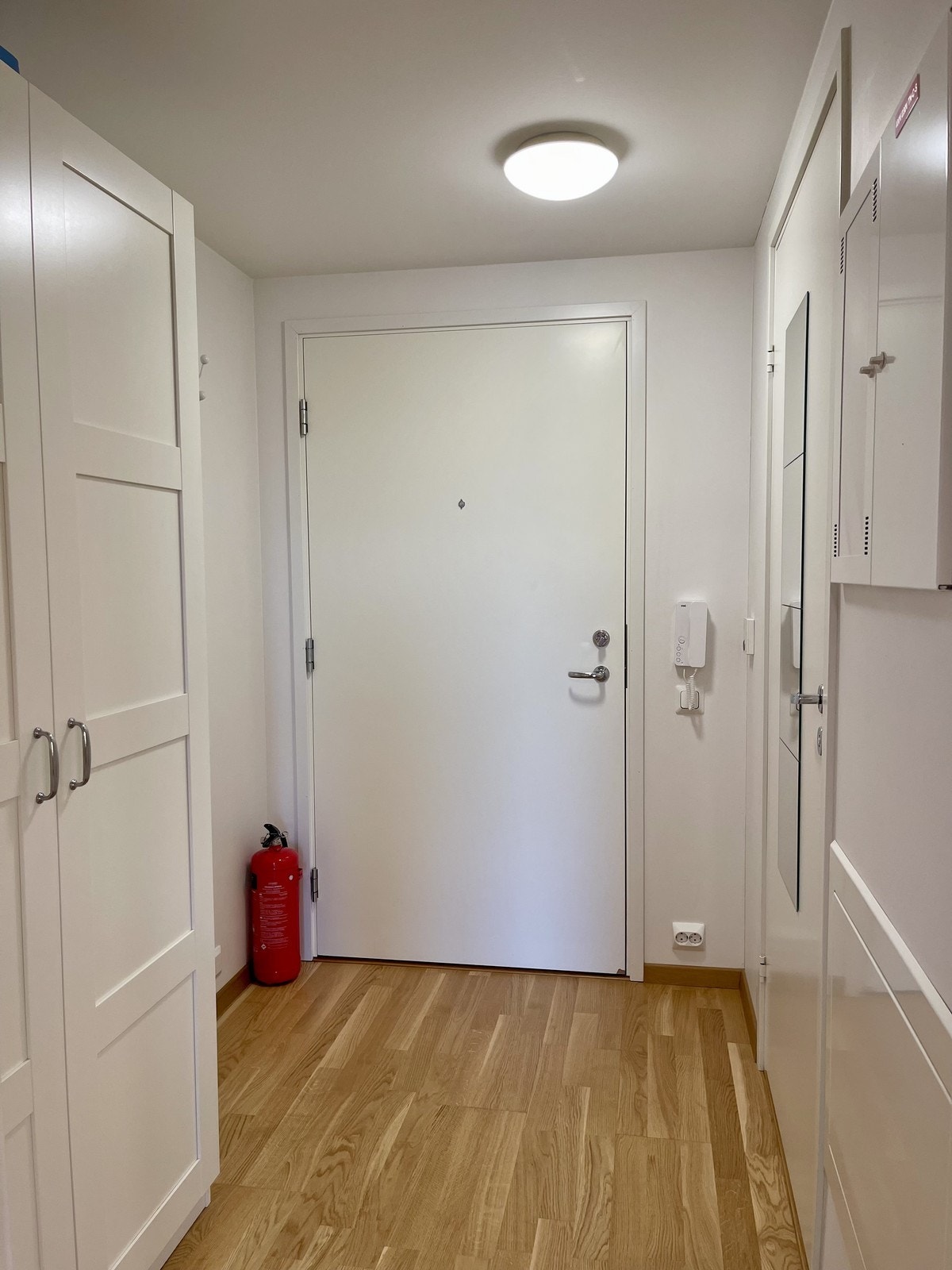 Velkommen inn! Entré med garderobeskap Galleribilde