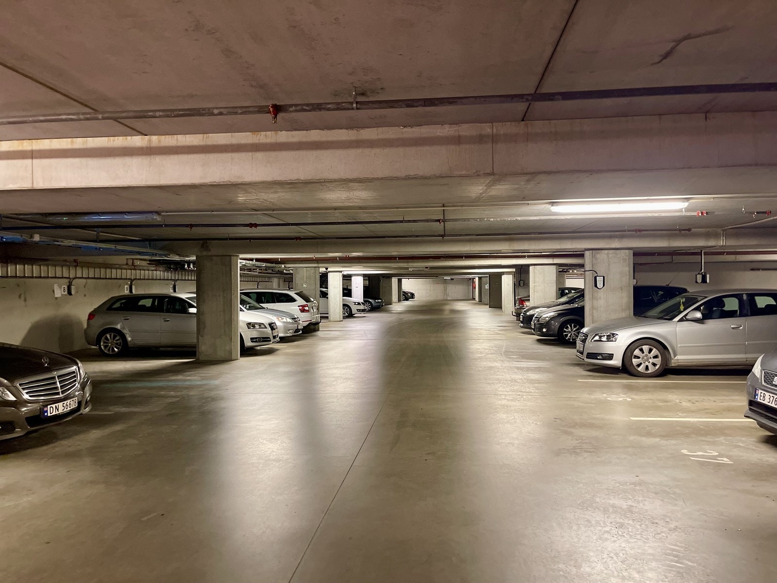 Det medfølger en parkeringsplass til boligen Galleribilde