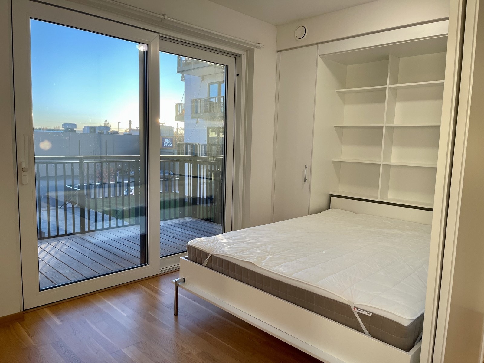 Soverommet er av fin størrelse og har godt med oppbevaringsmuligheter bak seng Galleribilde