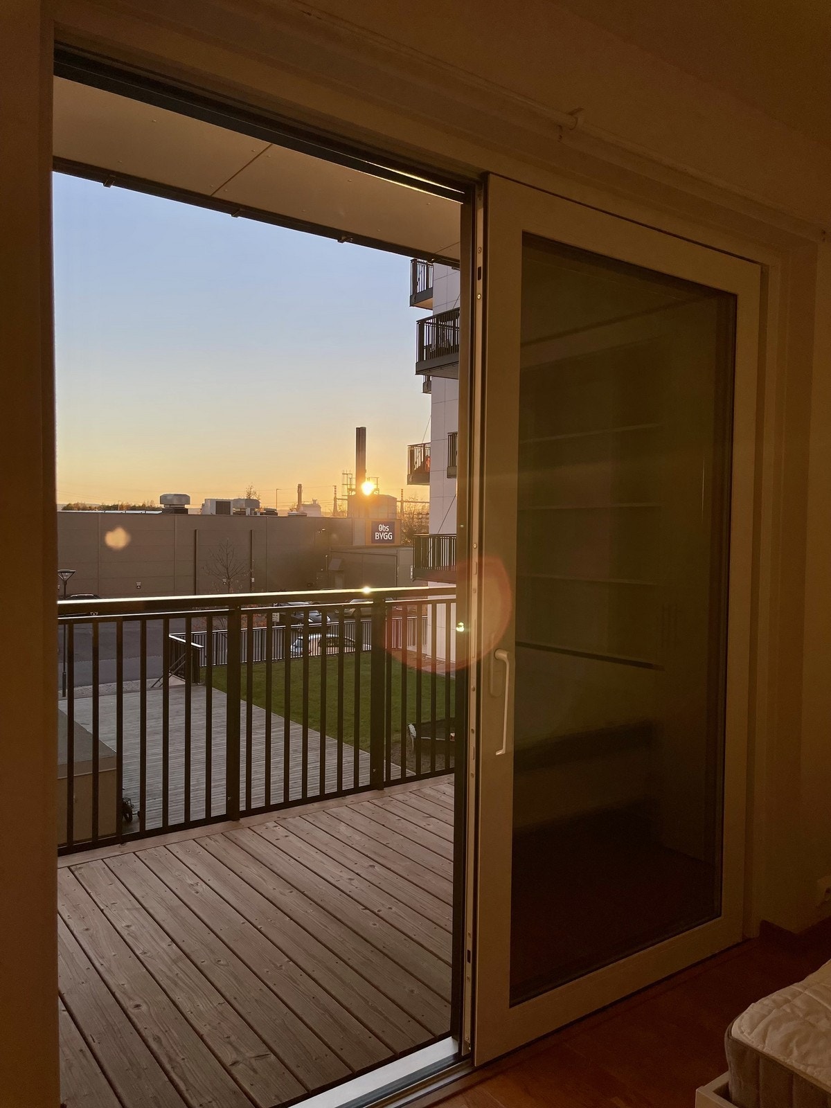 Utgang til fin balkong fra soverom Galleribilde