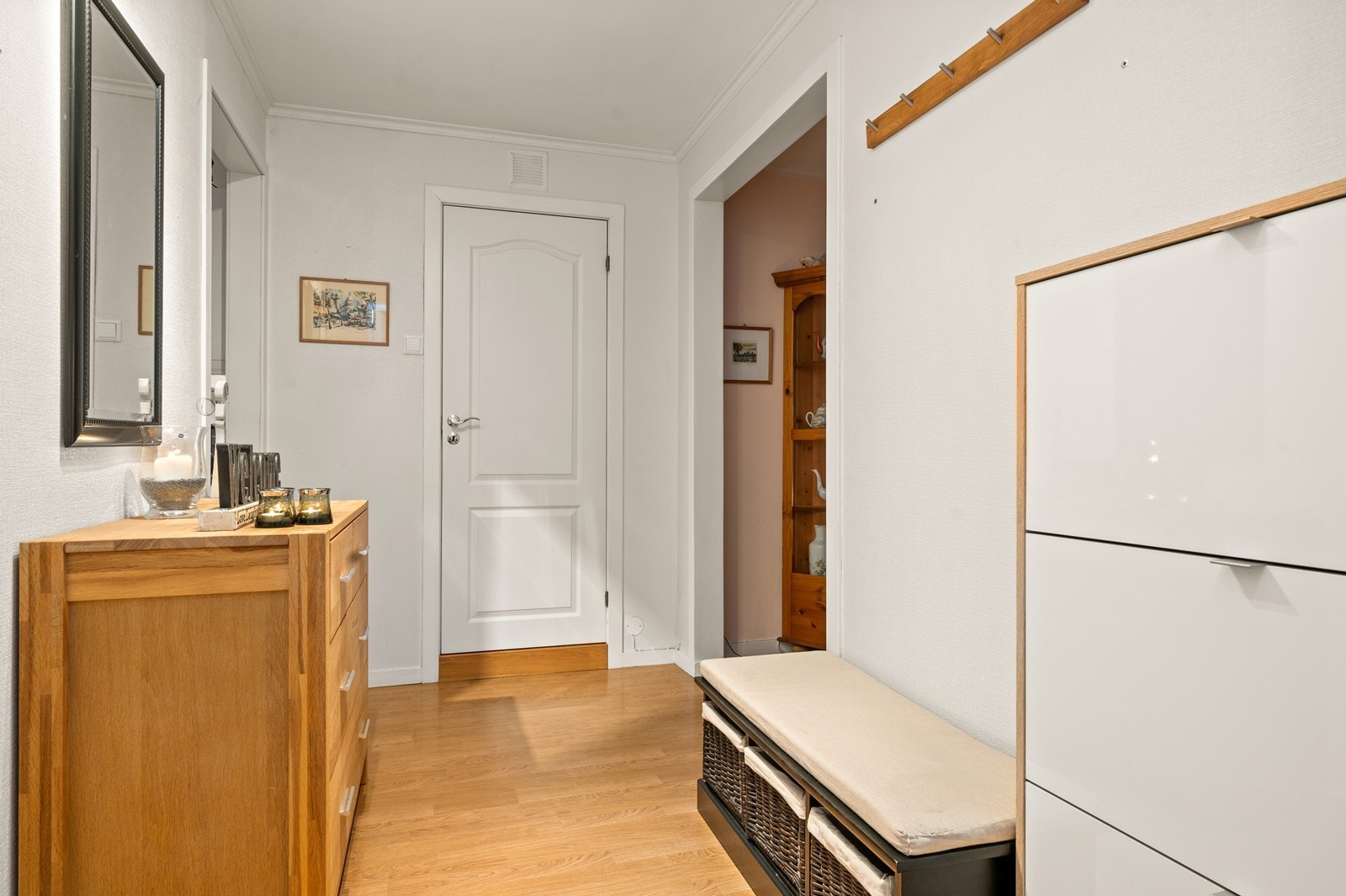 Utnytt gangarealet med smale skoskap og fine festeløsninger mot vegg Galleribilde