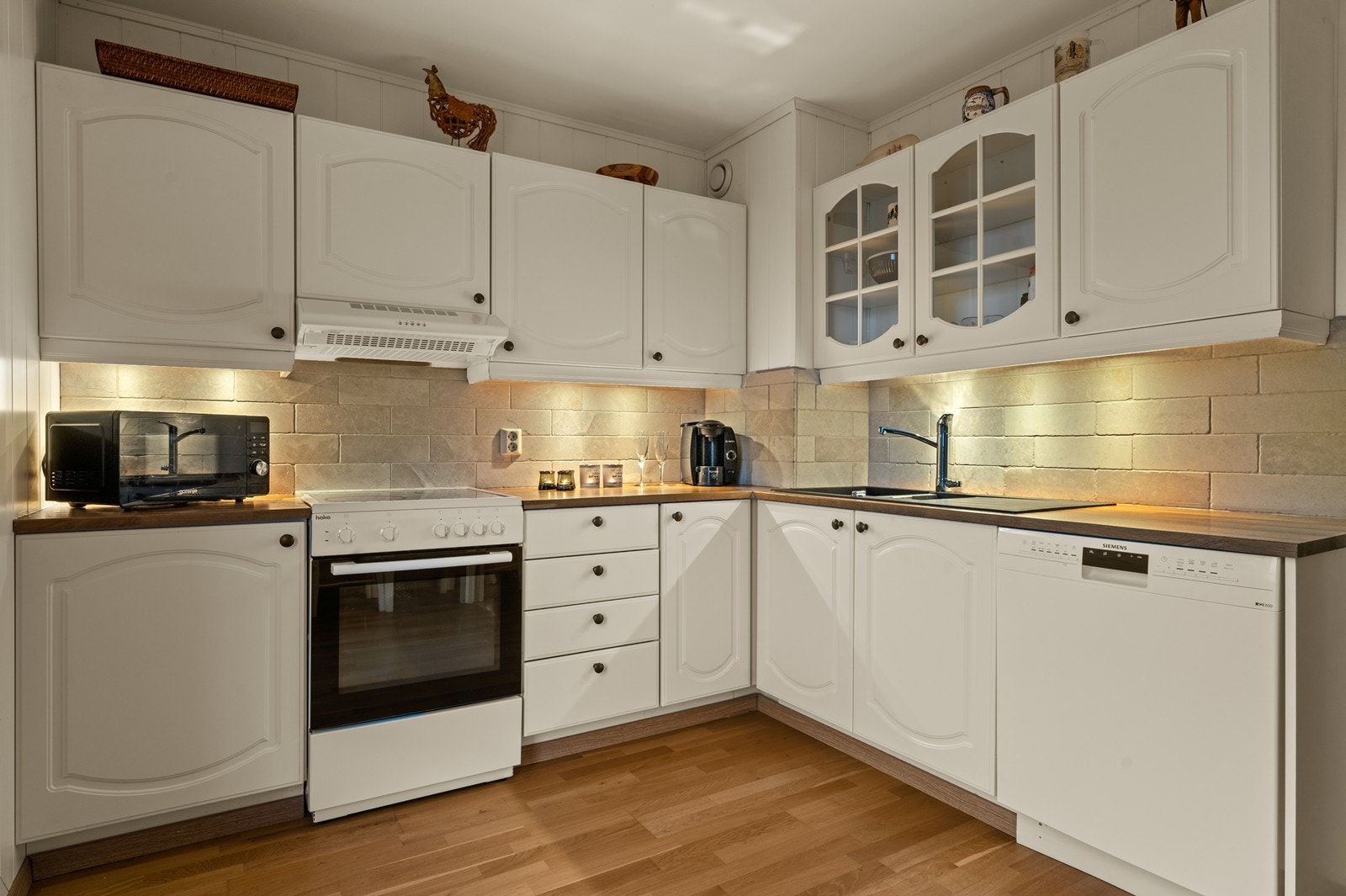 Kjøkken har innredning med profilerte fronter, opplegg for oppvaskmaskin samt vannstoppesystem Galleribilde