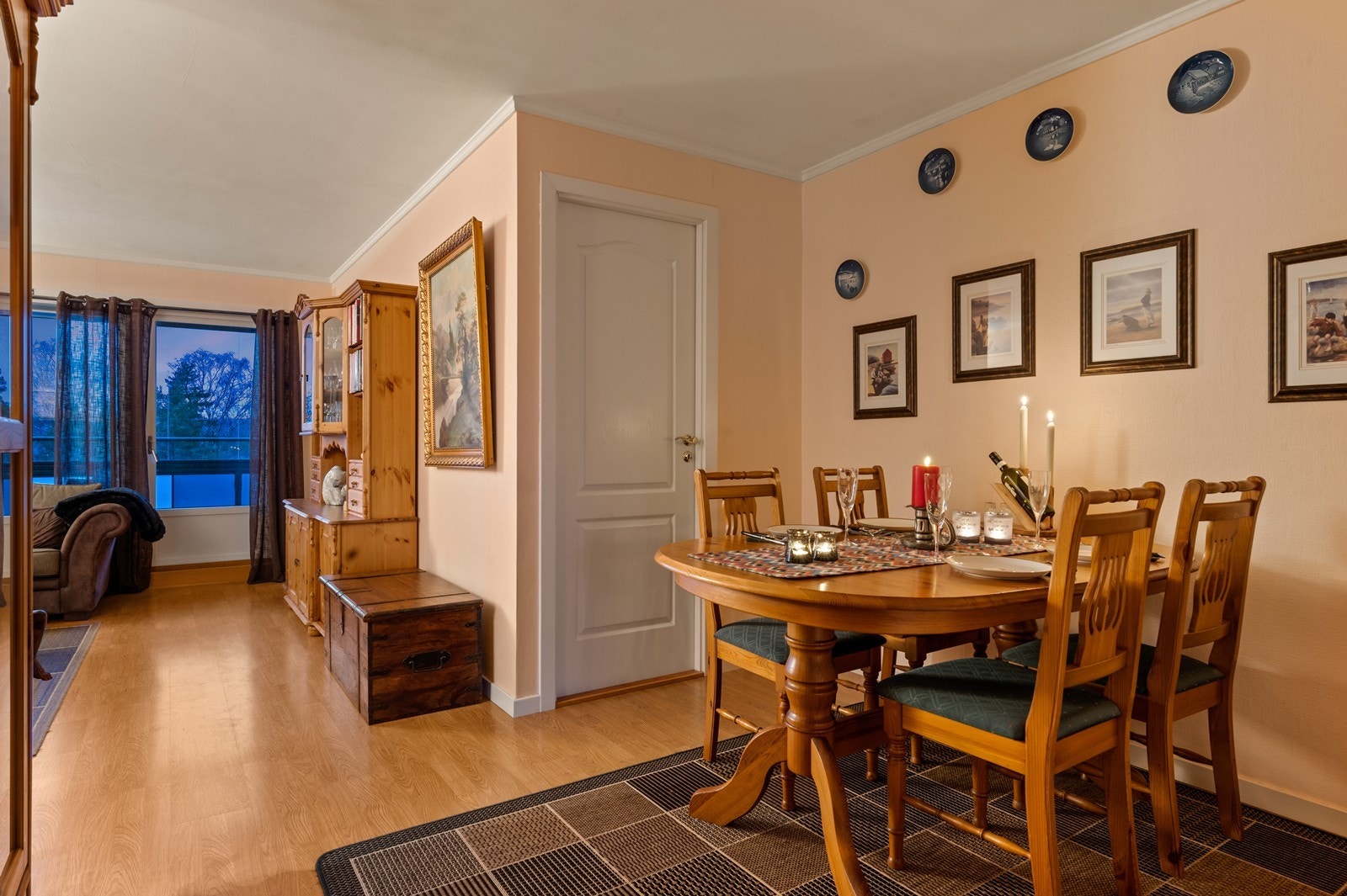 Sett inn et uttrekkbart spisebord så utnyttes spiseplassen maksimalt Galleribilde