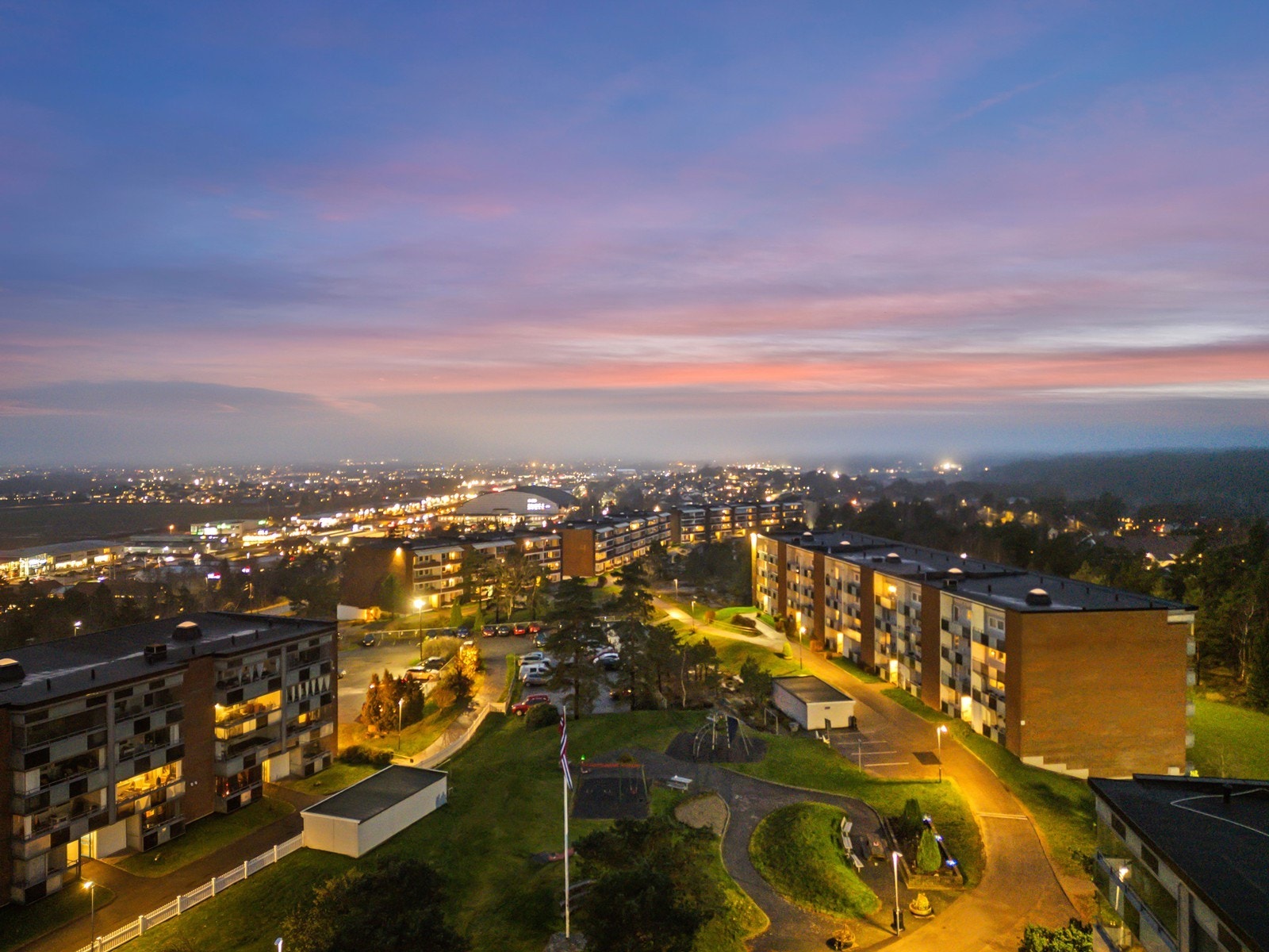 Velkommen til Bergfrueveien 8D - Gjennomgående 3-roms toppleilighet med fin tilbaketrukket beliggenhet på Vallefjellet/Rolvsøy! Galleribilde