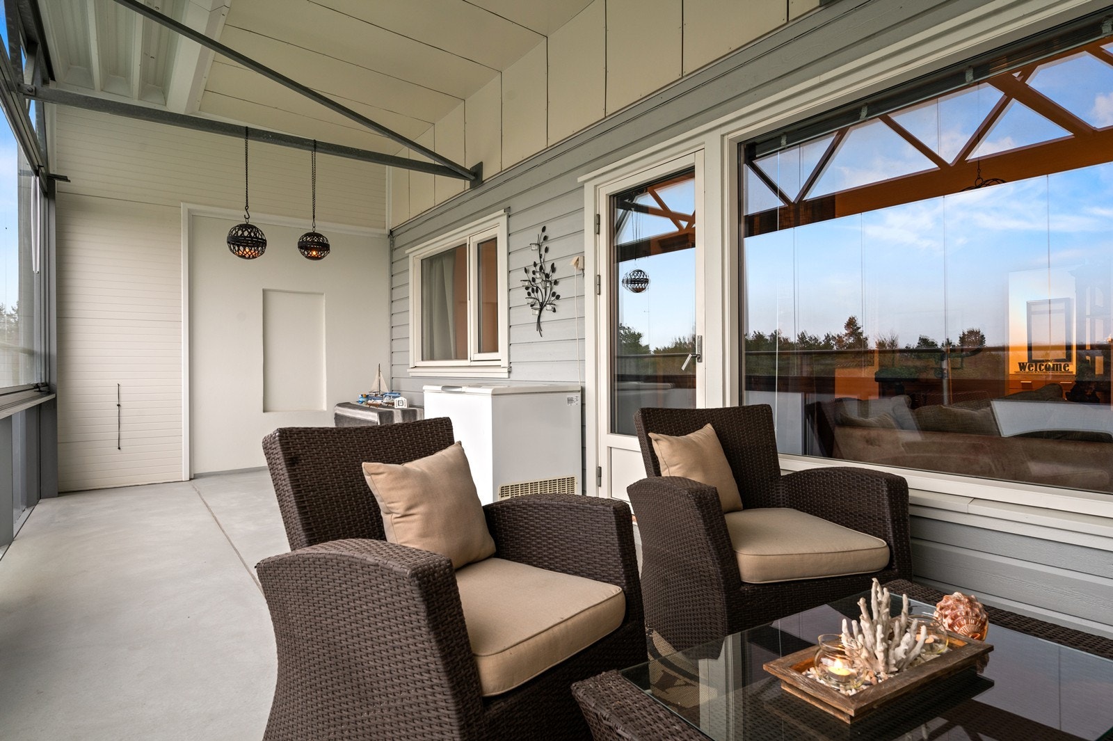 Stor innglasset balkong med god plass til møbler og planter Galleribilde