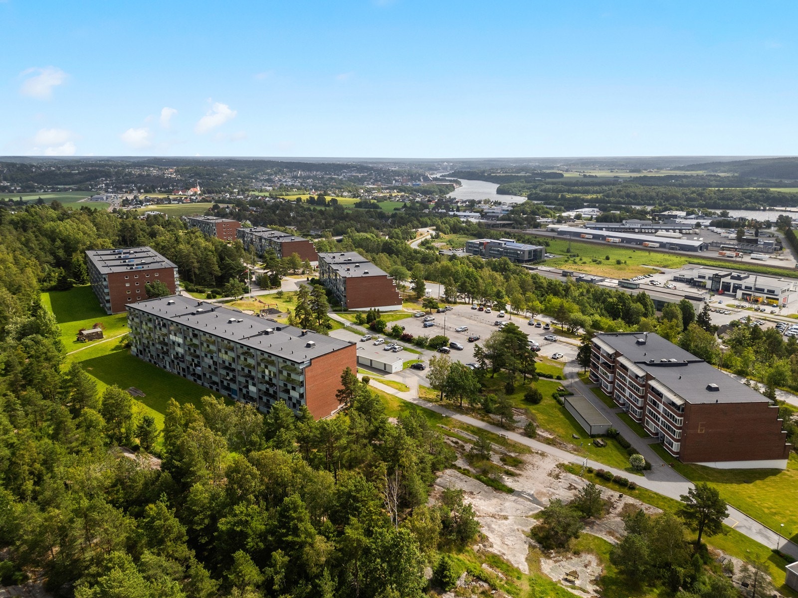 Leiligheten ligger i barnevennlig område med kort vei til det meste du trenger. Dikeveien ligger i nærheten med diverse butikker og det er supre turmuligheter i Fredrikstadmarka Galleribilde