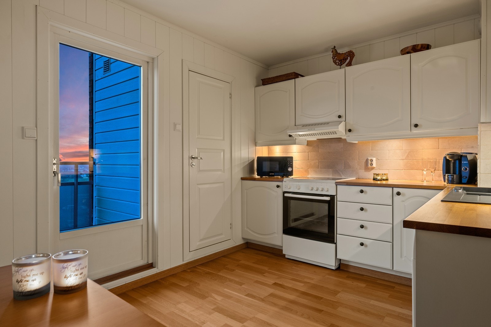 Det er adkomst til balkongen fra kjøkken Galleribilde