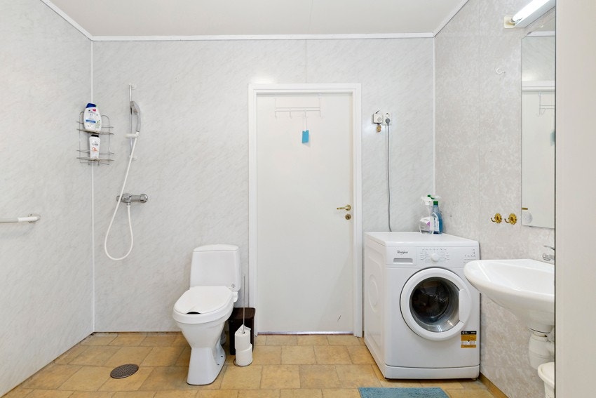 Bad med opplegg for vaskemaskin og evt tørketrommel. Galleribilde