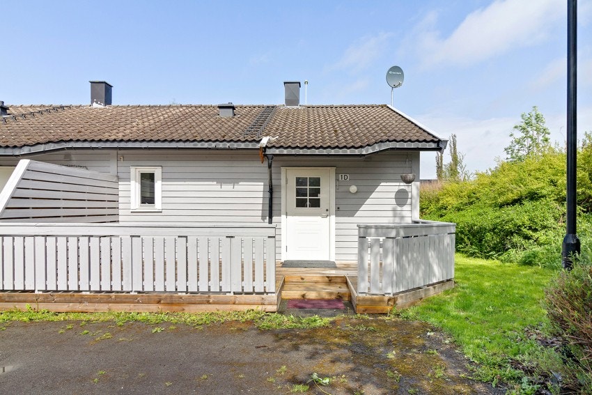 Romslig og solrik uteplass. Galleribilde