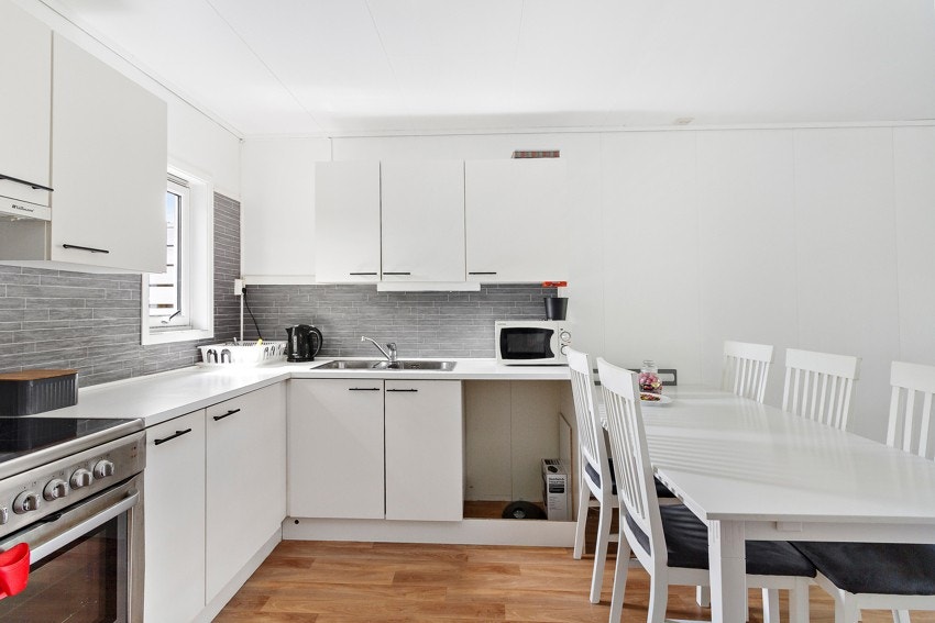 Kjøkken med plass for spisebord i nær tilknytning. Galleribilde