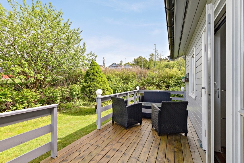 Uteplass med sol til sent på kveld. Galleribilde