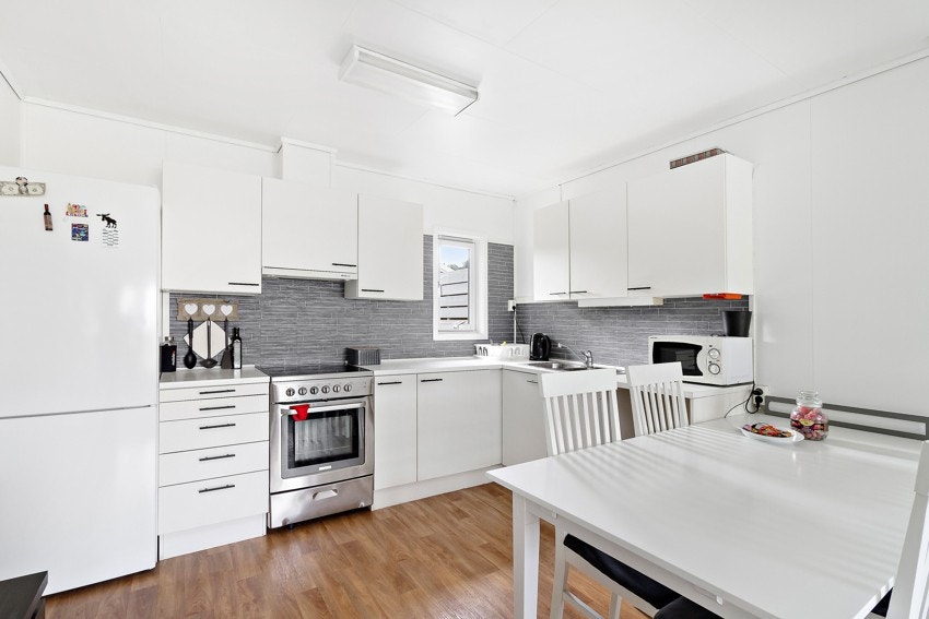 Kjøkken med opplegg for hvitevarer. Galleribilde