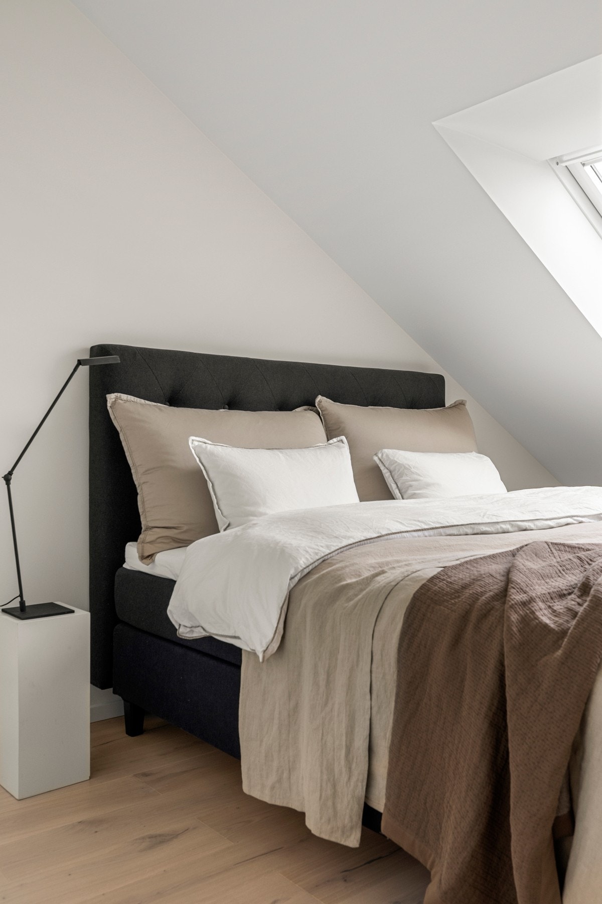 God plass til stor dobbeltseng og tilhørende nattbord på hver side. Galleribilde