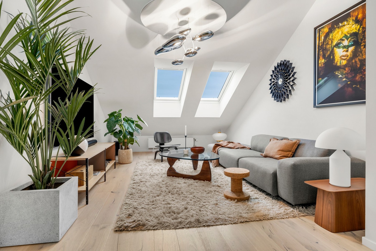 Store Velux takvinduer sørger for rikelig med naturlig lysinnslipp. Det ble montert solskjerming i 2024. Galleribilde