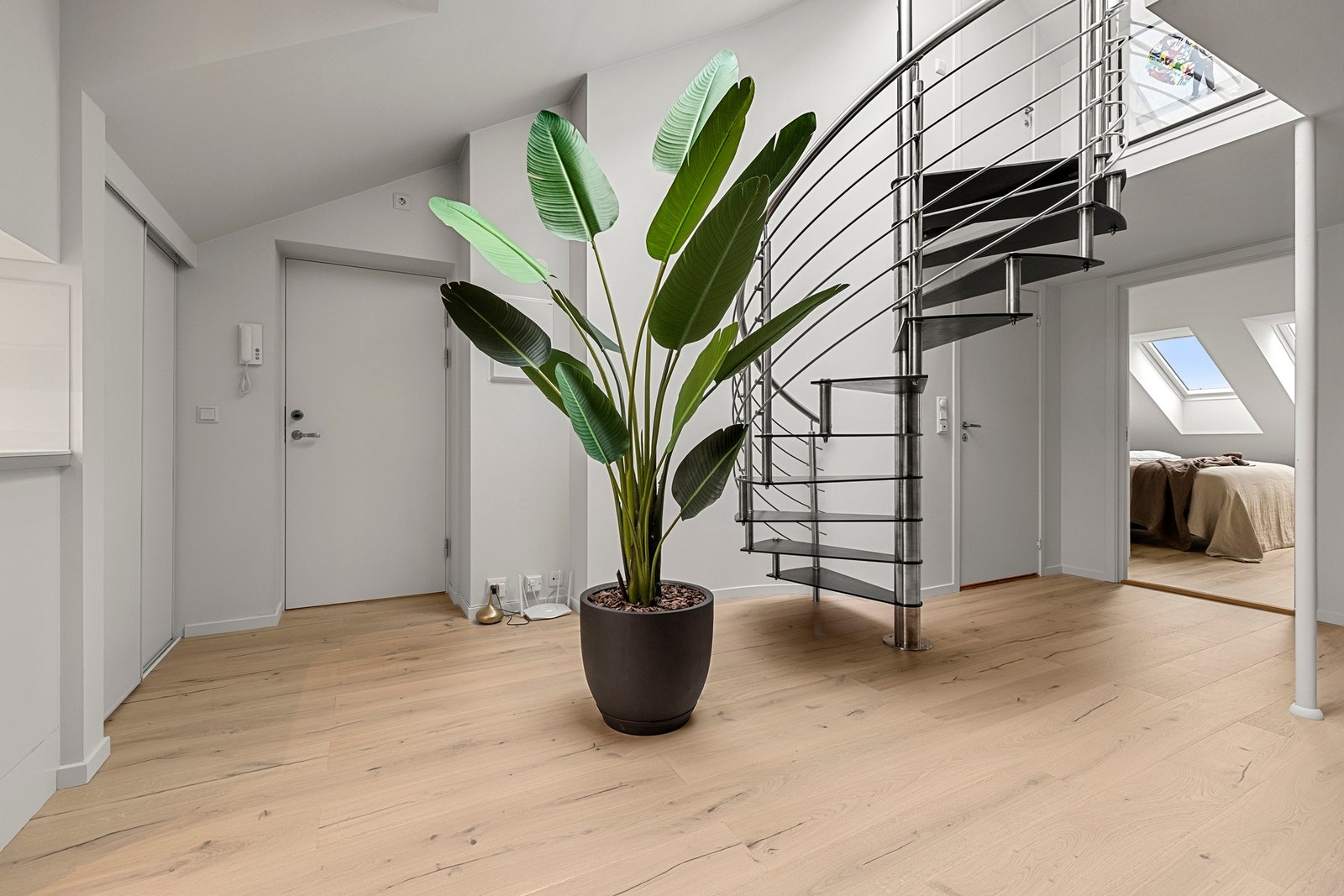 Entré har plass for klesoppheng og oppbevaring av sko. Galleribilde