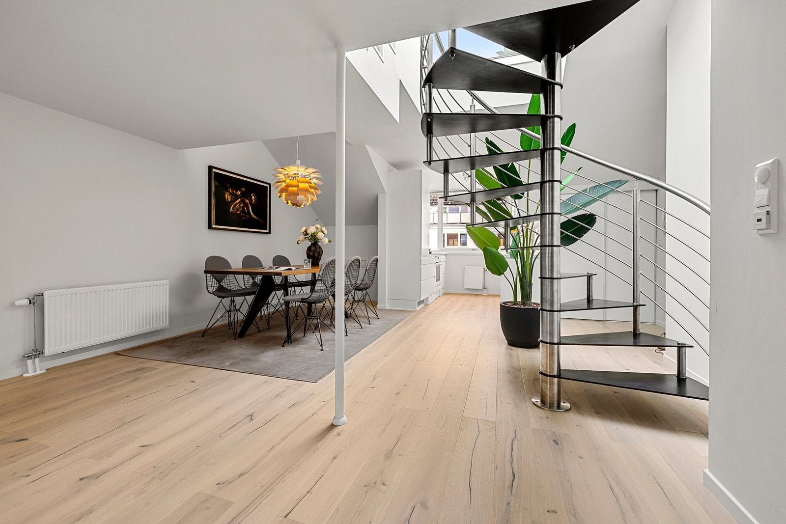 Leiligheten har fjernvarme, med fyring og varmtvann inkludert i fellesutgiftene. Galleribilde