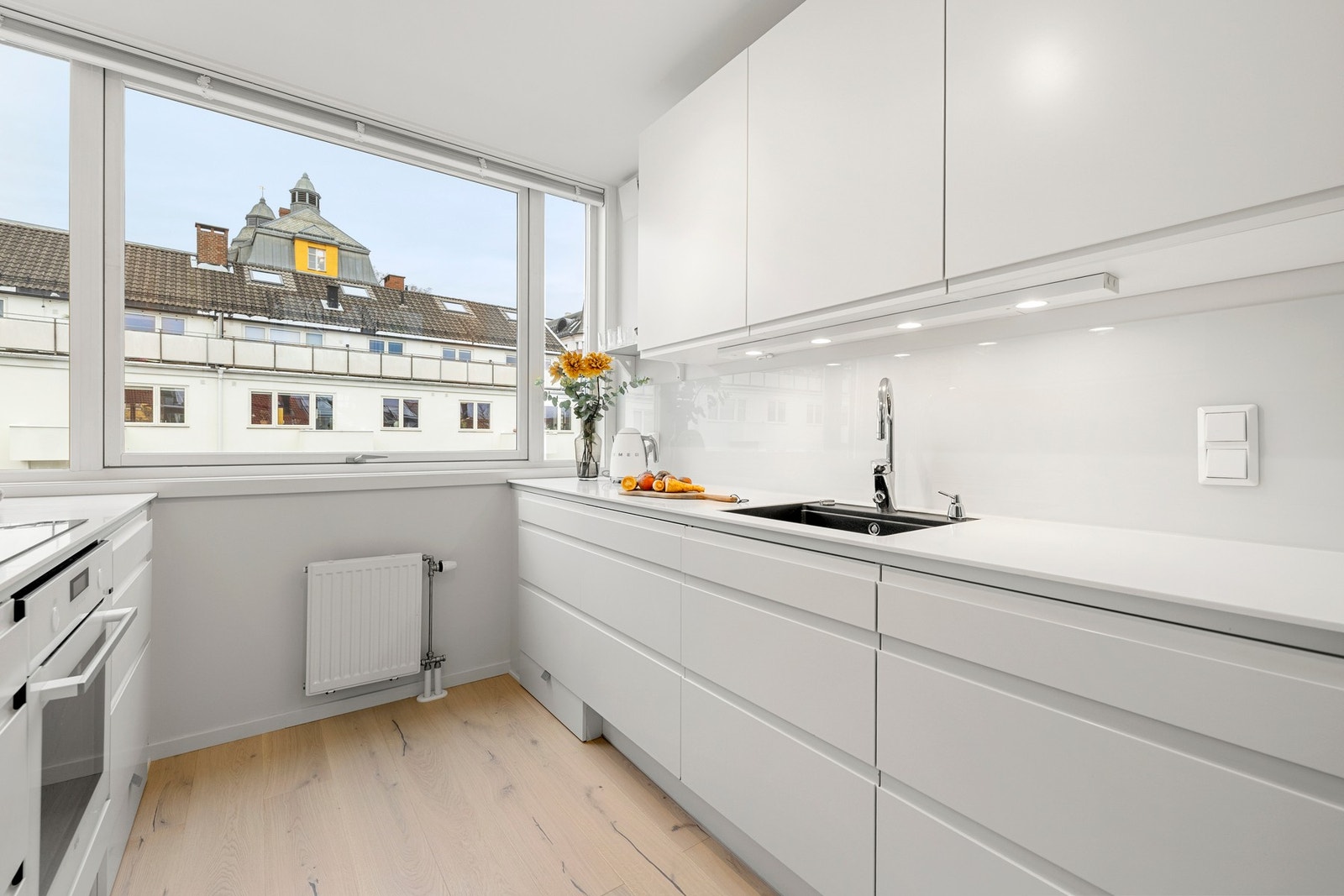 Kjøkkenet har en fin kombinasjon av skap- og benkeplass for både oppbevaring og matlaging, i tillegg til at det også er montert skuffer i sokkel for enda bedre oppbevaringsplass. Galleribilde