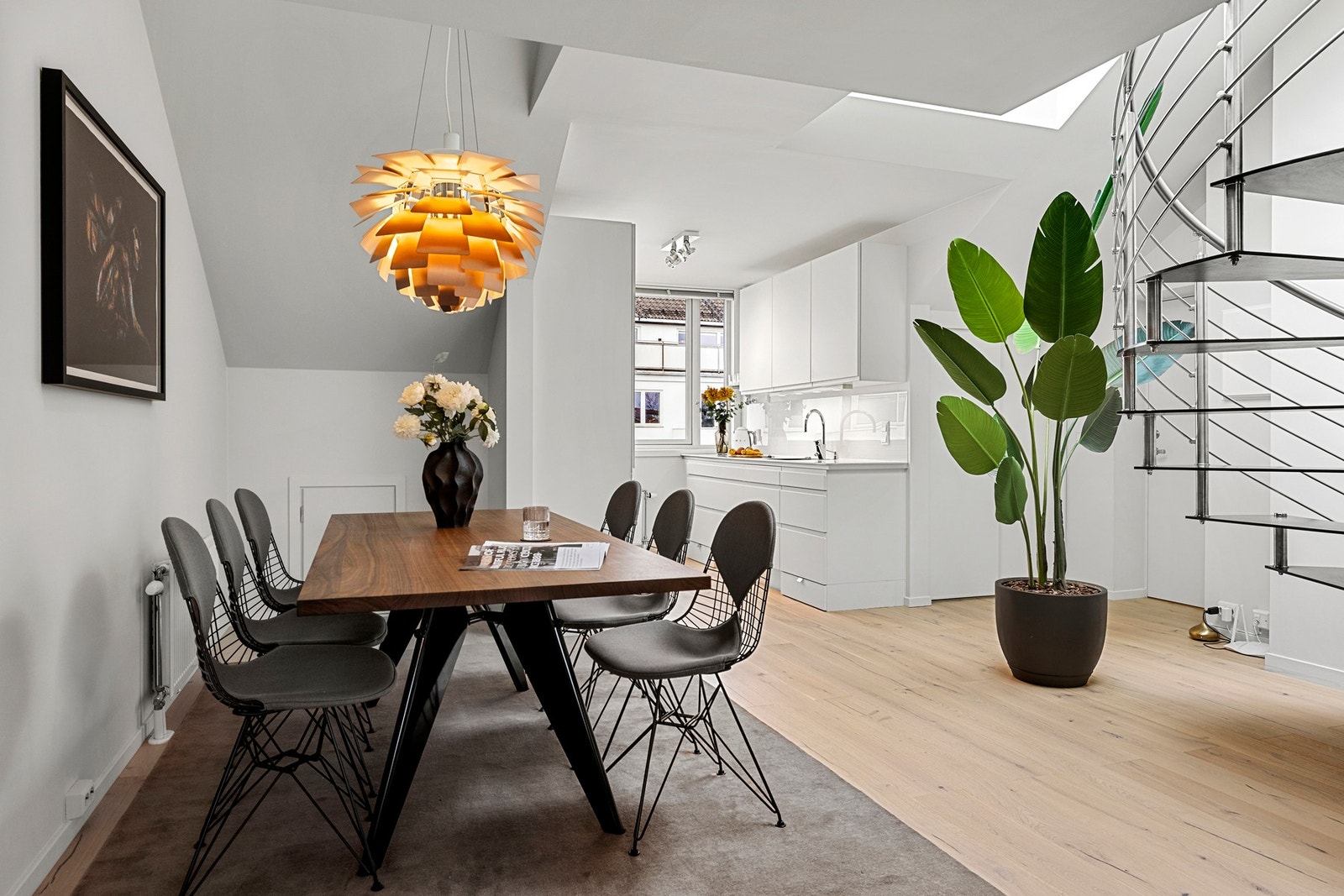 Det er en sosial åpen løsning mot kjøkkenet, som skaper et praktisk allrom. Galleribilde