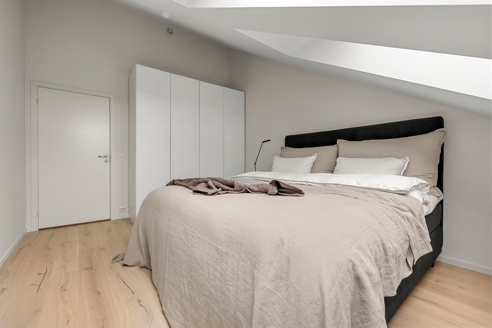 Rikelig med oppbevaringsplass i medfølgende garderobeskap. Galleribilde