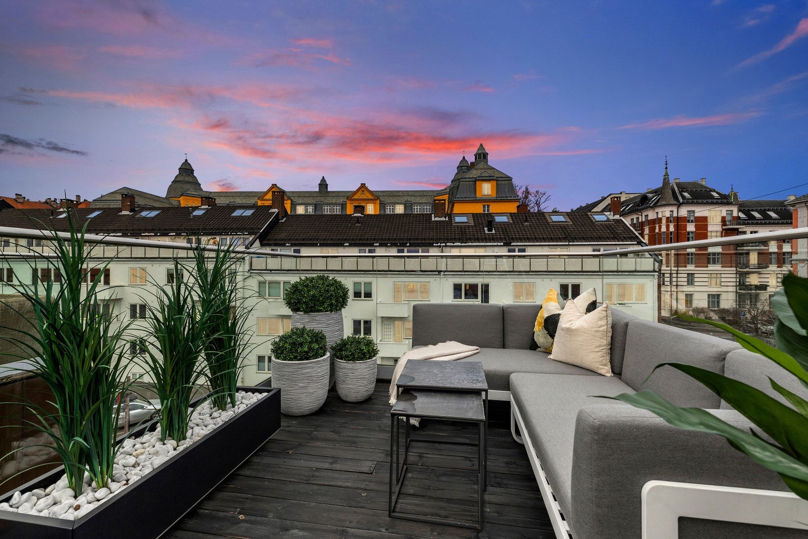 Leiligheten har en fantastisk privat takterrasse med utmerkede solforhold. Galleribilde