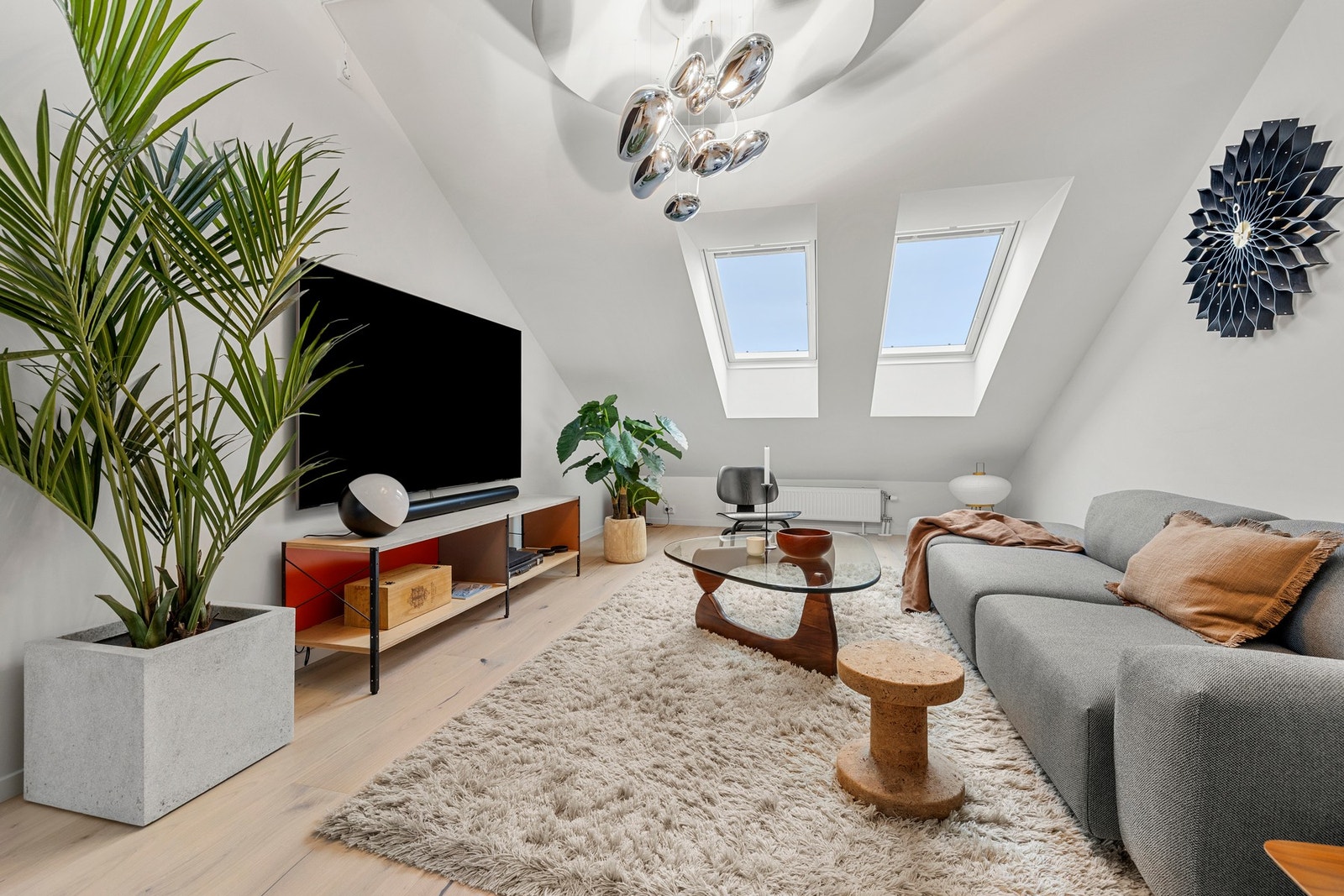 Overflatene er lysmalte, og hele leiligheten er malt i perioden 2021-2025. Galleribilde