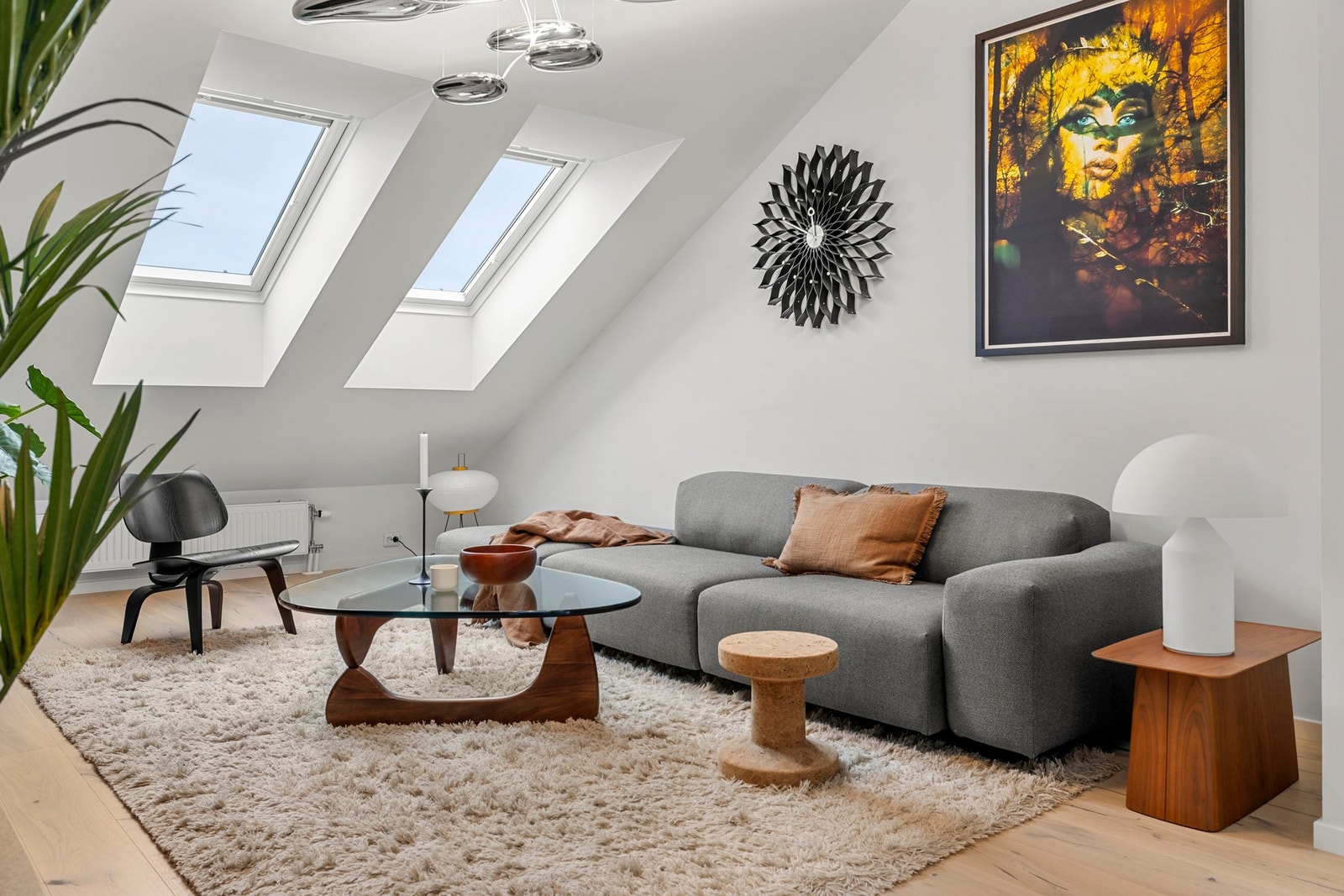 Stuen er romslig og innbydende med god plass til å innrede i ulike soner. Galleribilde