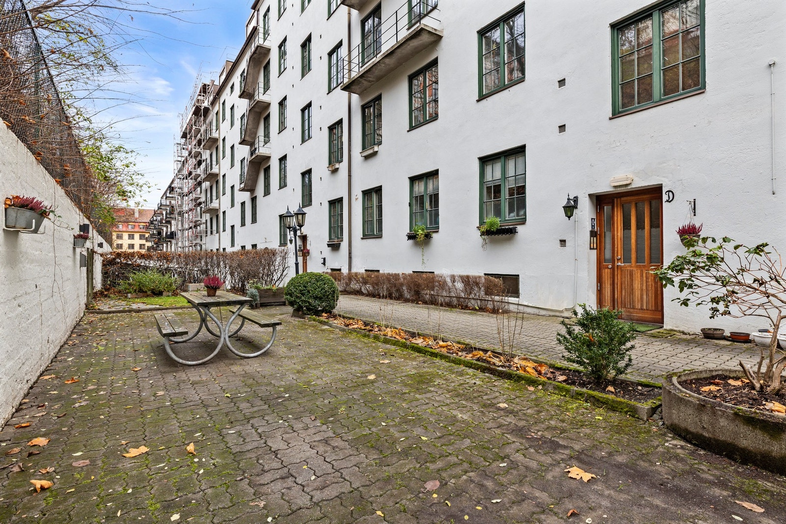 Felles bakgård. Galleribilde