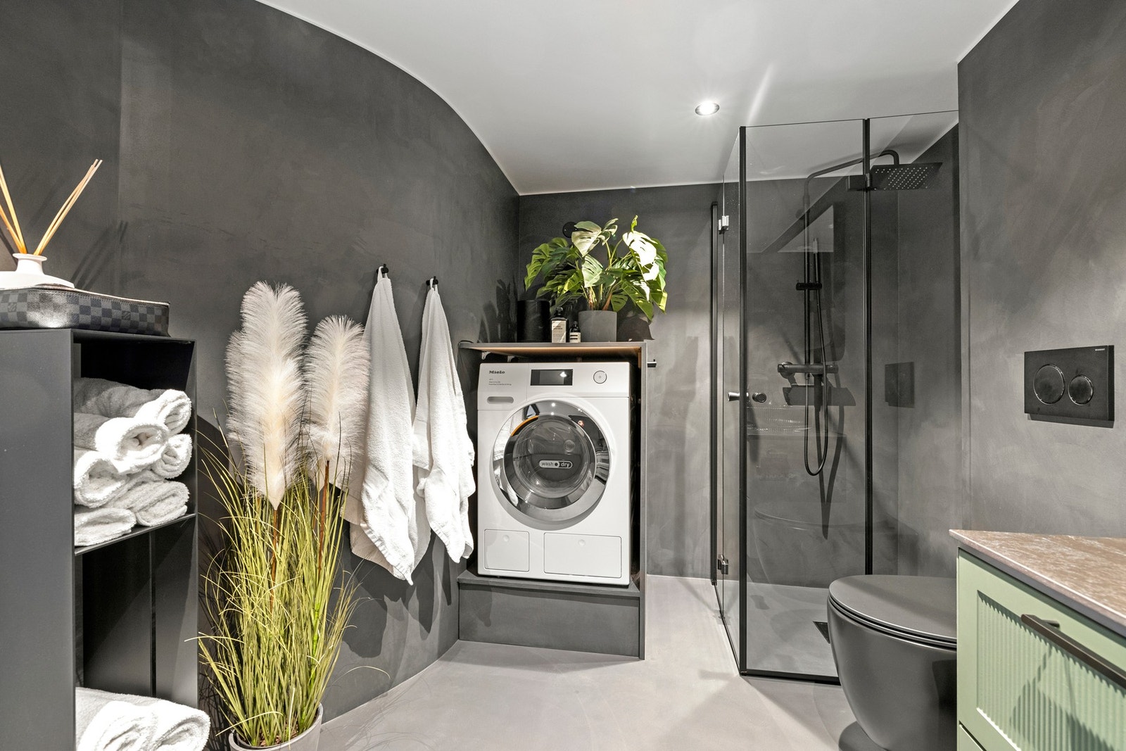 Badet er godt vedlikeholdt og har et tidsriktig uttrykk med mikrosement og ny innredning fra 2024. Det er opplegg for vaskemaskin. Galleribilde