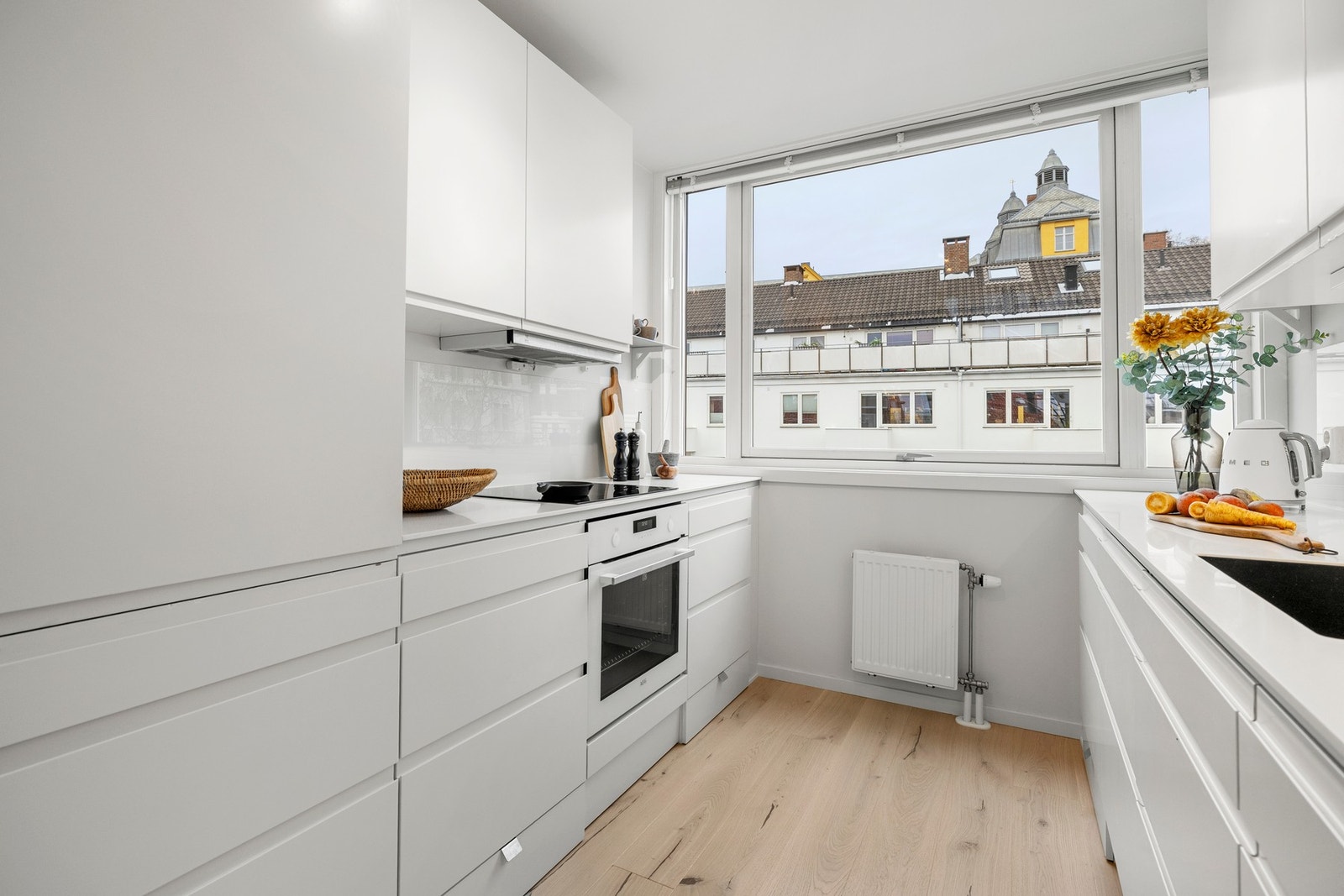 Innredningen har hvite glatte fronter og corestone benkeplate. Galleribilde