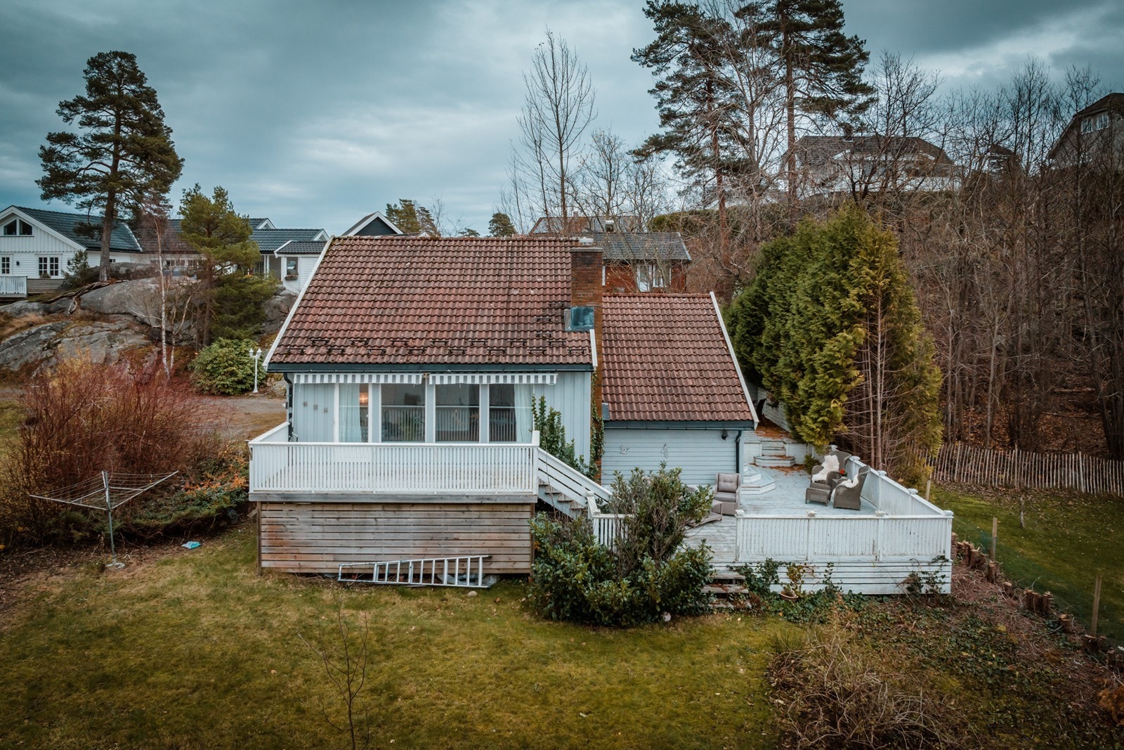 Fra verandaen går du rett ut i hagen Galleribilde