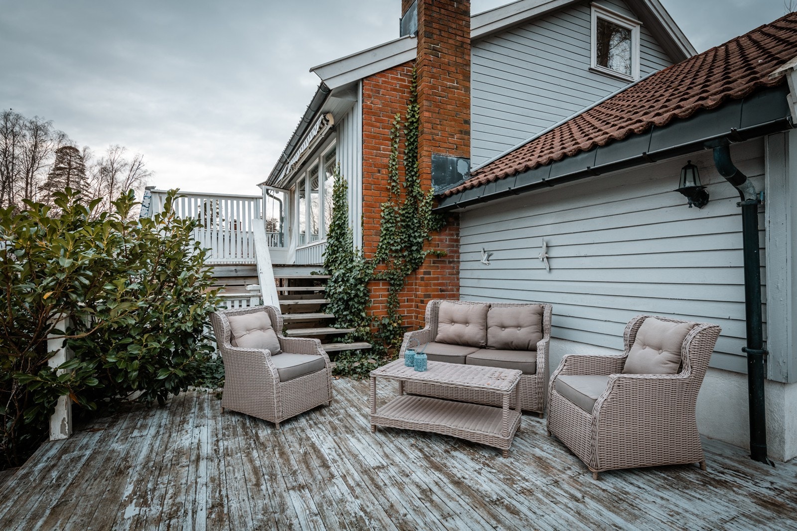 Veranda i flere høyder gir flere naturlige siitteplasser Galleribilde