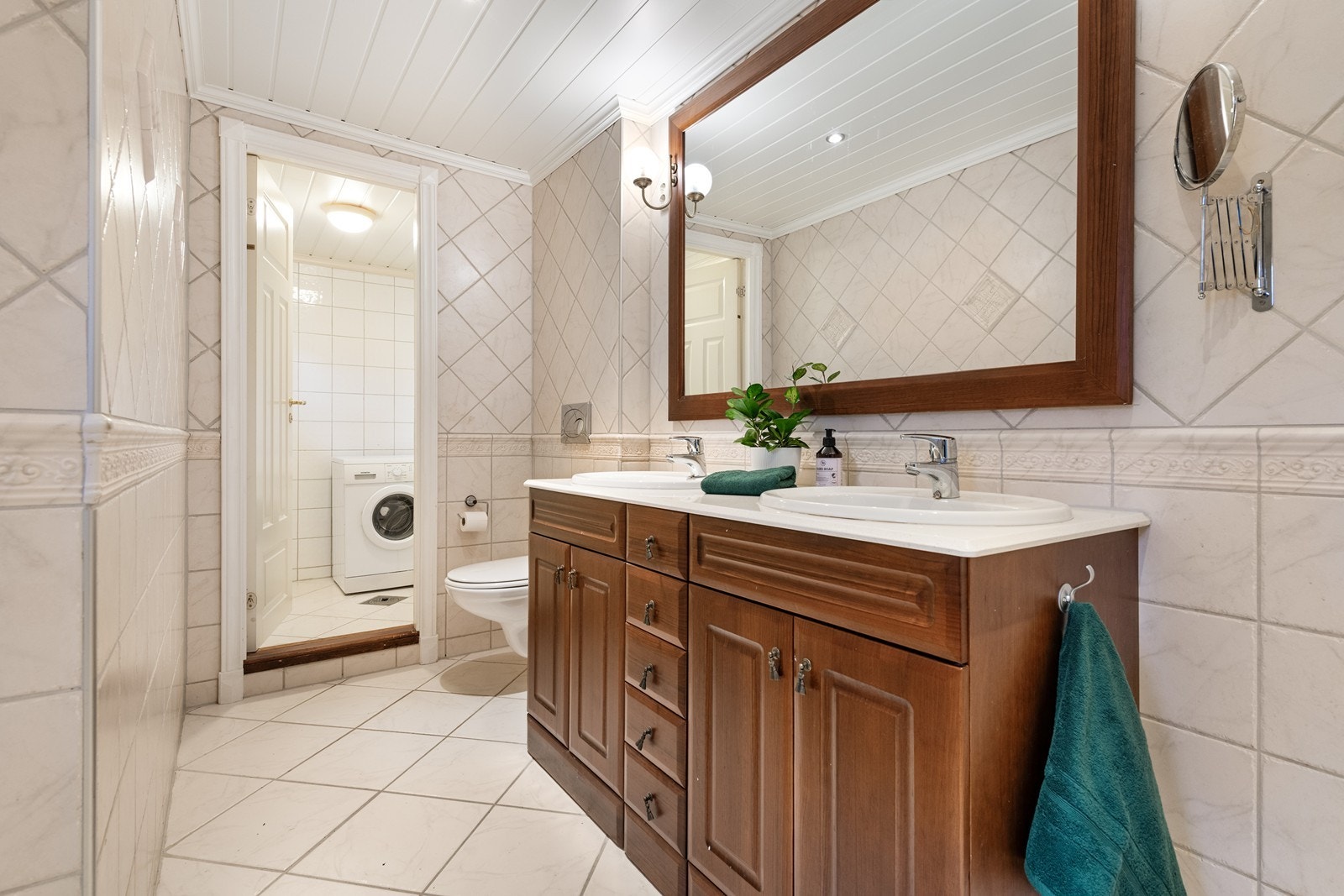 Flisbelagt bad med vaskerom på innsiden Galleribilde