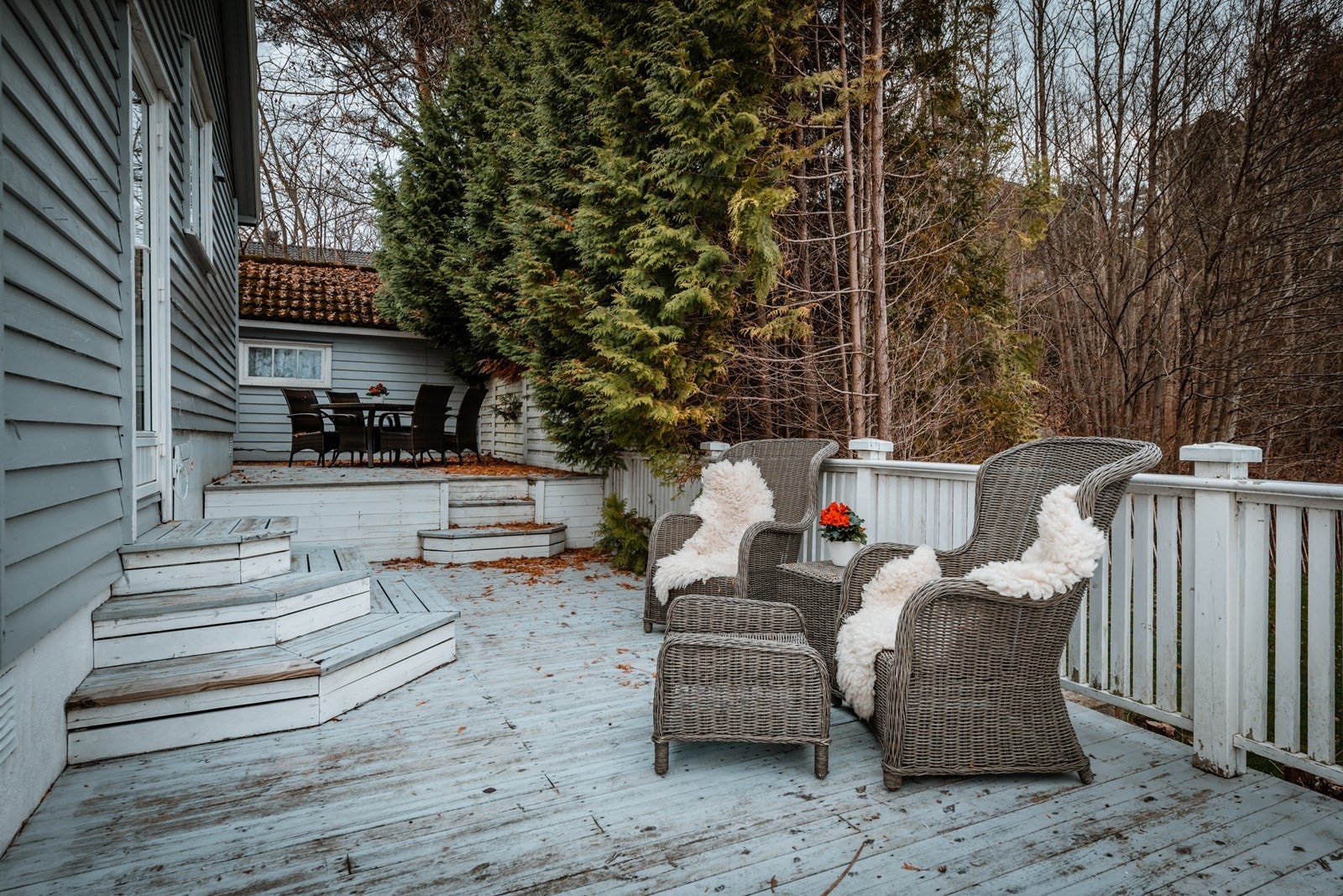 Her har du veranda som streker seg nesten rundt hele huset Galleribilde