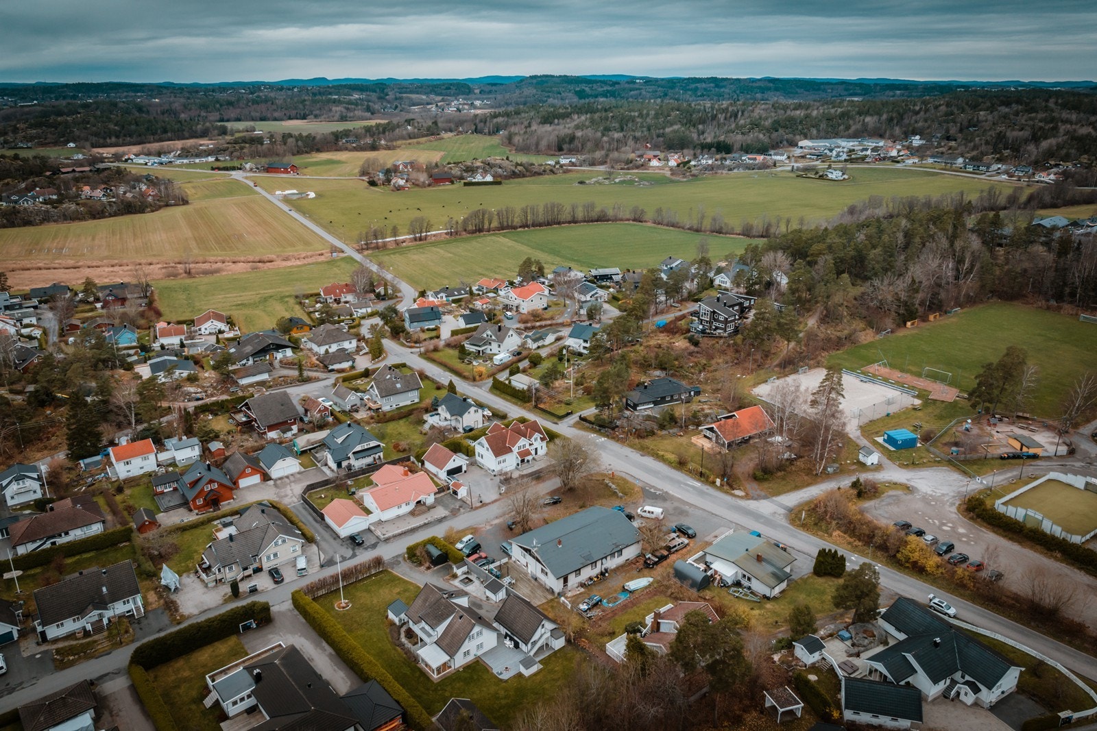 I nærområdet har du Helgerød idrettsanlegg hvor det blant annet bedrives både fotball, tennis og beach håndball Galleribilde