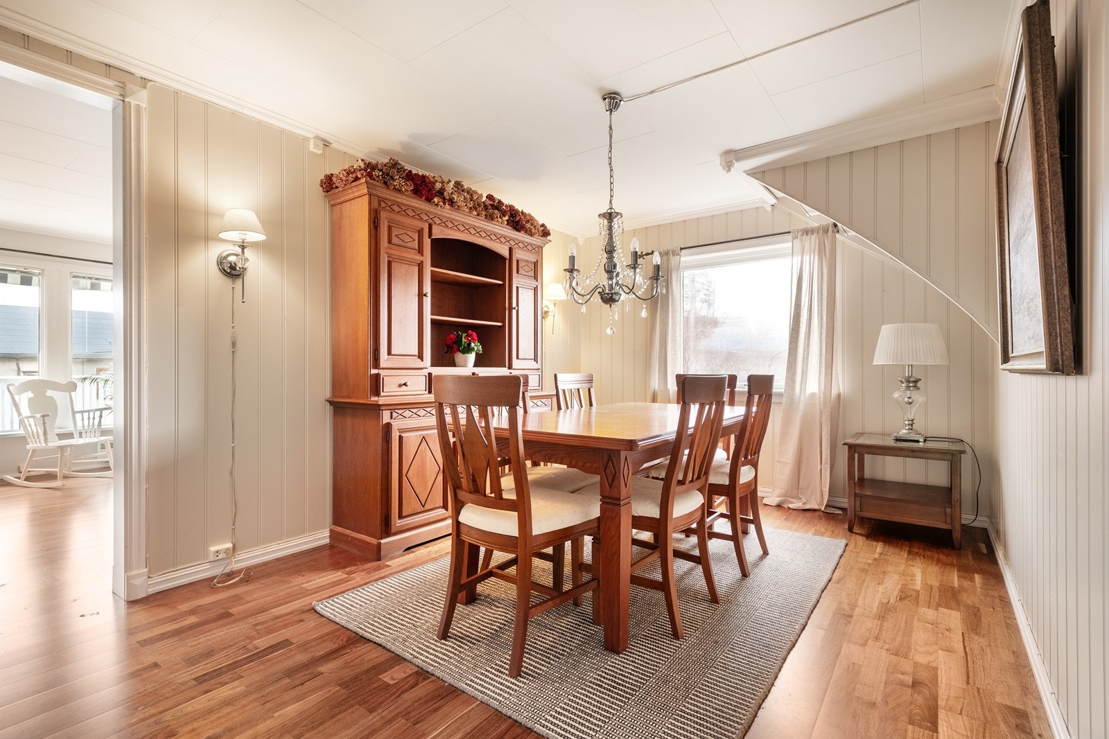 Spisestuen står i stil med kjøkkenet Galleribilde