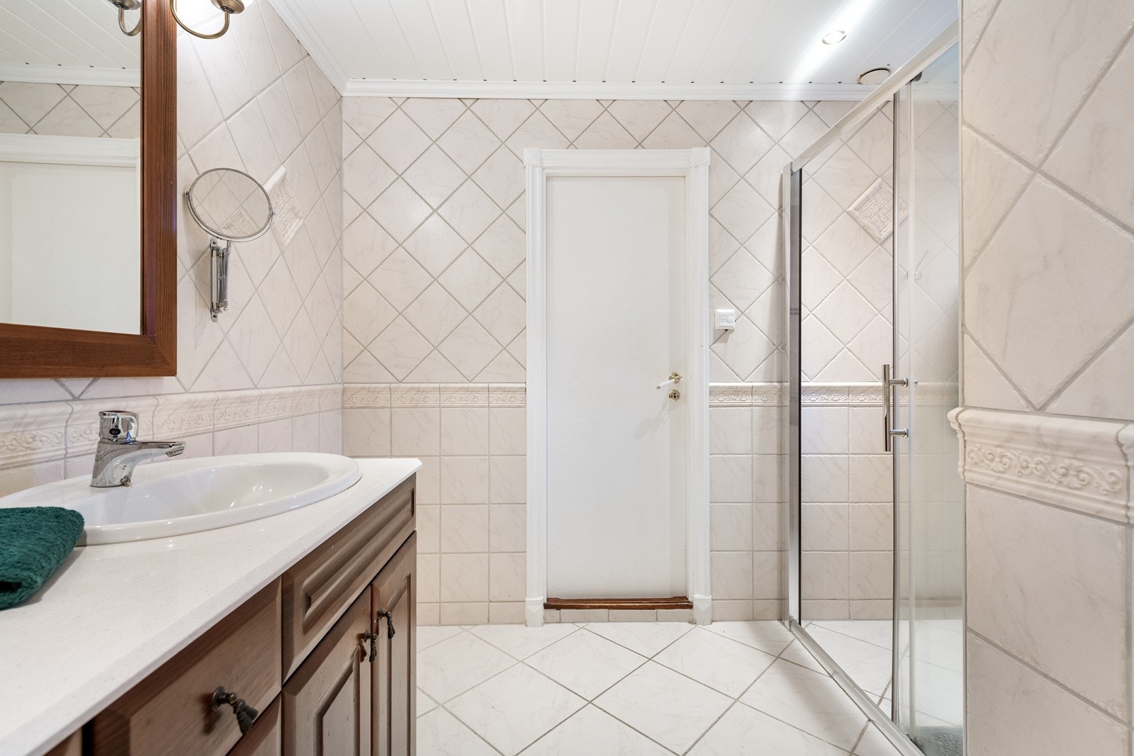 Badet har det du trenger og forventer av et baderom Galleribilde