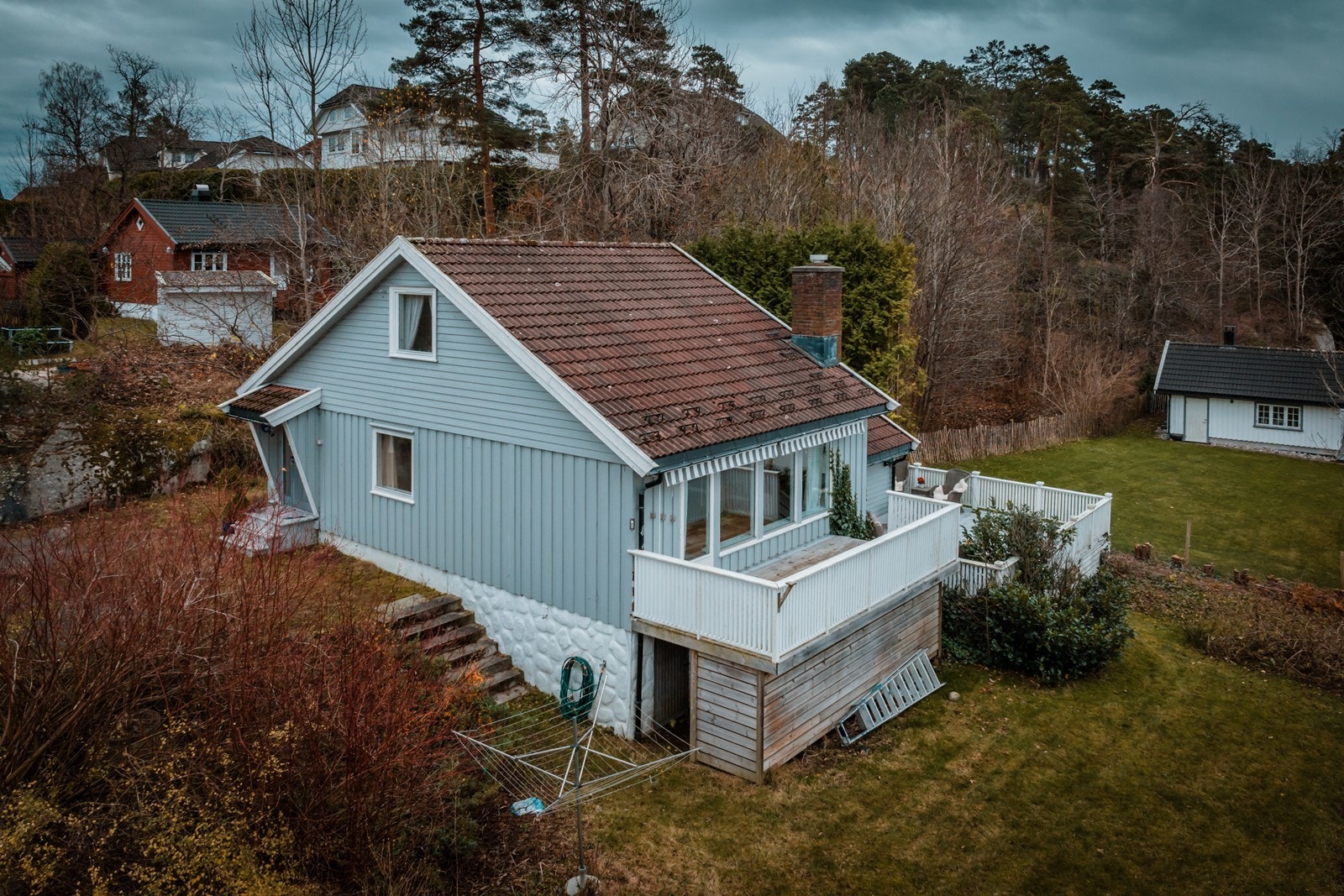 Her får du en bolig med store veranda og masse hage Galleribilde