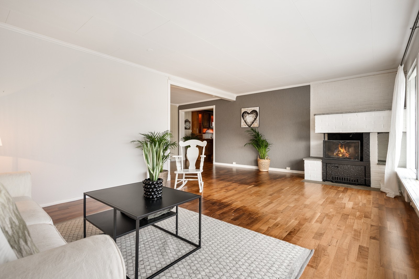 Her har du plass til større sittegruppe eller en hjørnesofa er mer optimalt Galleribilde