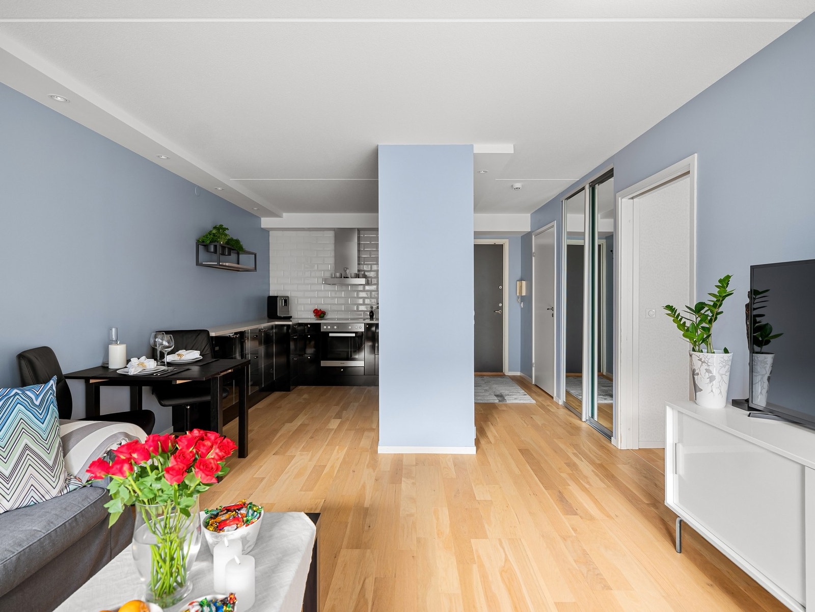 Pent kjøkken i åpen og sosial løsning mot stuen. Galleribilde