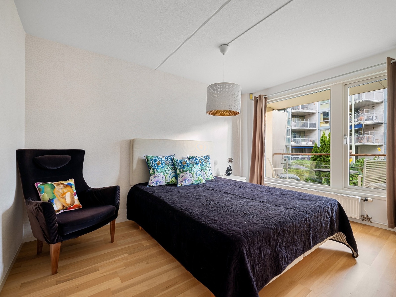 Stort soverom med god plass til dobbeltseng, nattbord og garderobe. Galleribilde