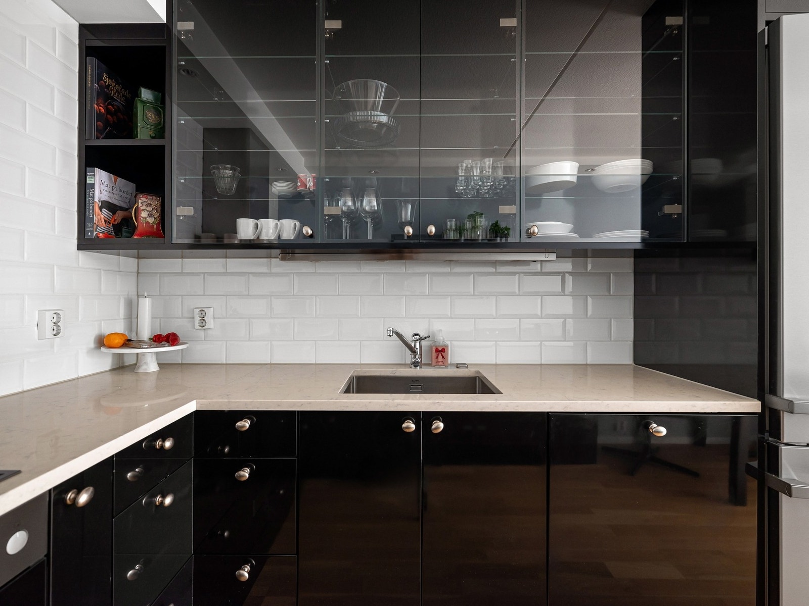 Integrerte hvitevarer: induksjonsplatetopp, stekeovn og oppvaskmaskin, samt frittstående kjøleskap med fryser. Galleribilde