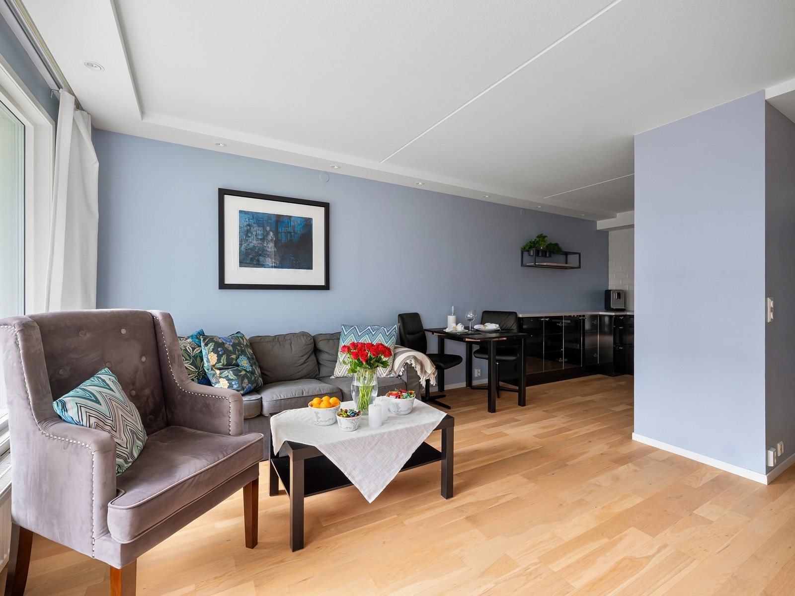 Romslig stue med god plass til sofagruppe, sofabord og underholdningsavdeling. Galleribilde