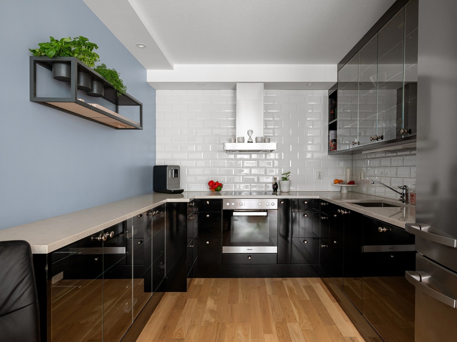 Lekkert, spesialbygget kjøkken med gode hvitevarer og benkeplate i stein. Galleribilde