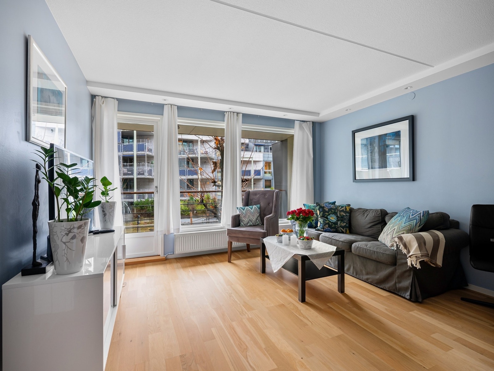 Store vindusflater sørger for godt med lysinnslipp og en luftig romfølelse. Galleribilde