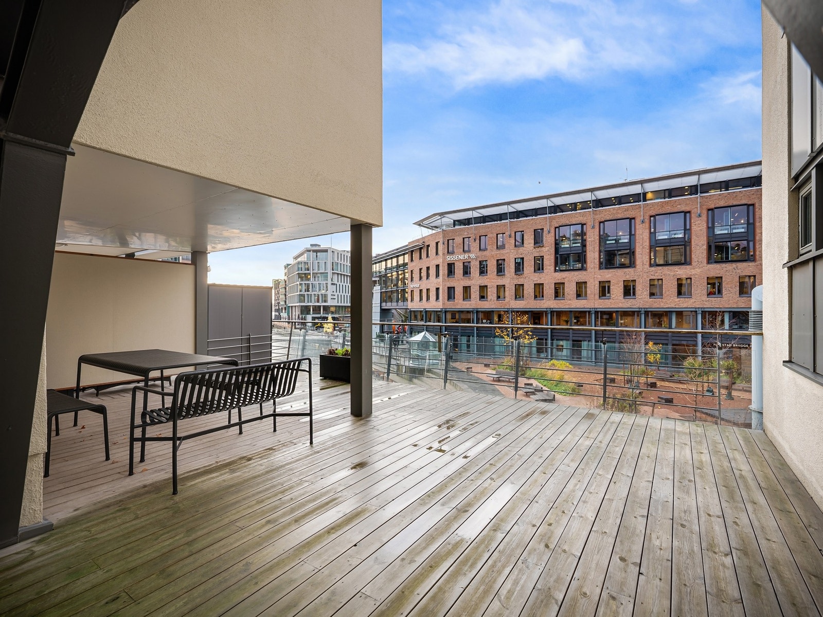 Sameiet har en stor felles terrasse i 2. etasje og felles takterrasse med nydelig utsikt. Galleribilde