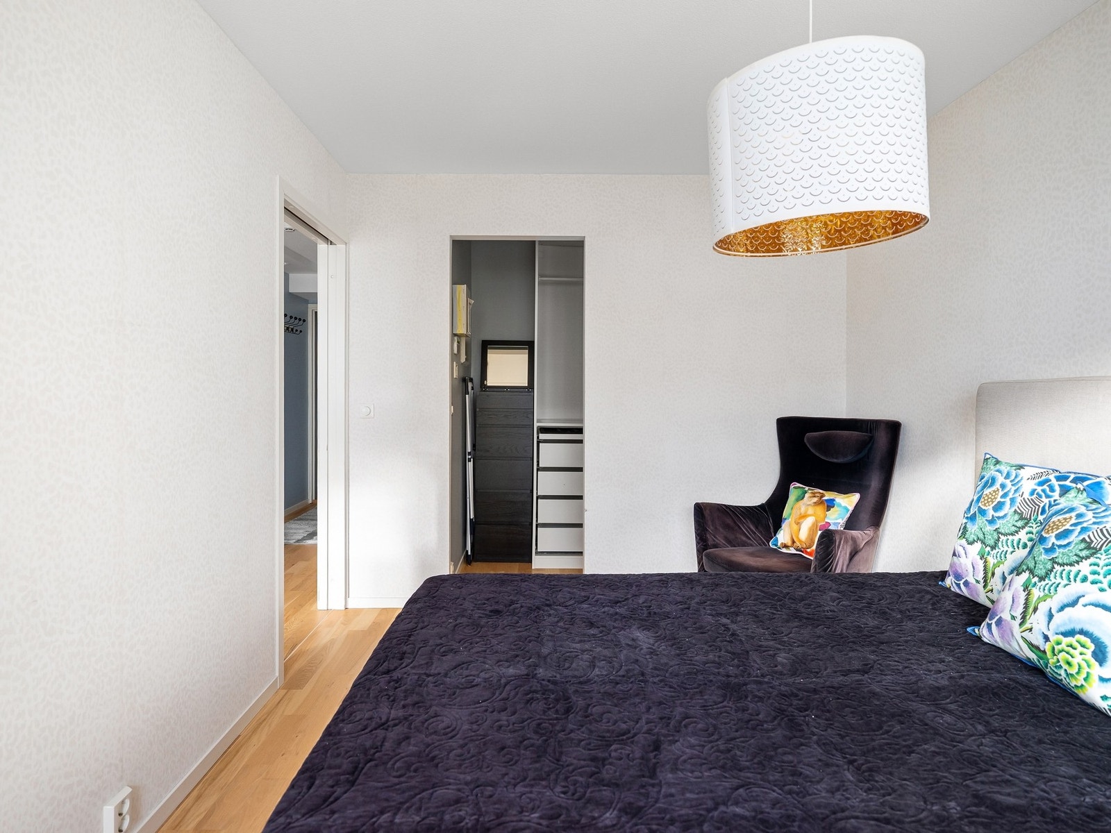 Praktisk walk-in garderobe i tilknytning til soverommet. Galleribilde